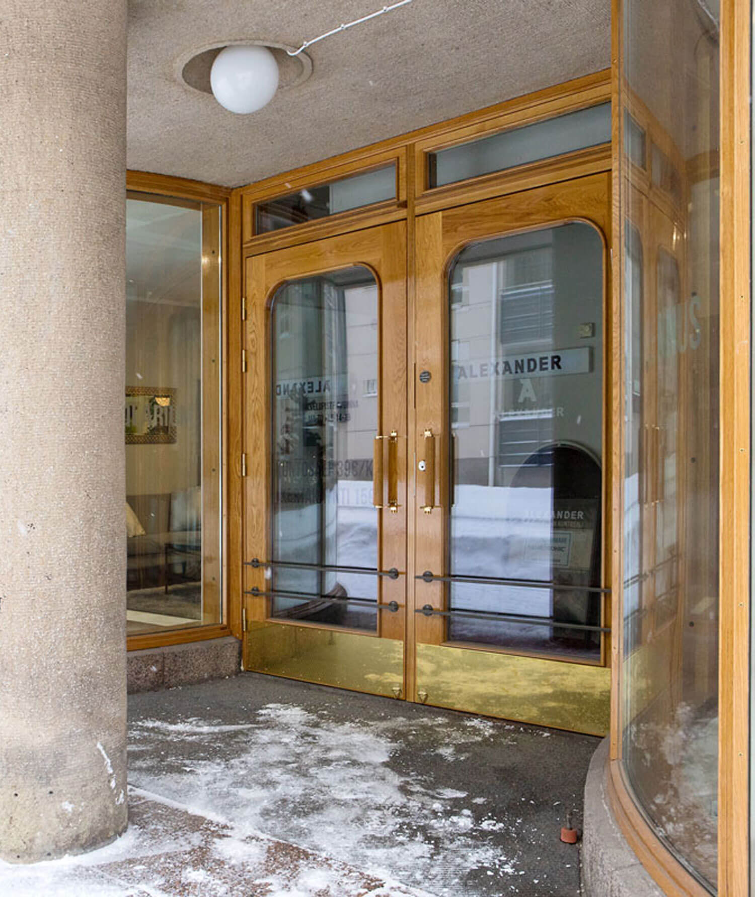 Sutelan ovien asennus.