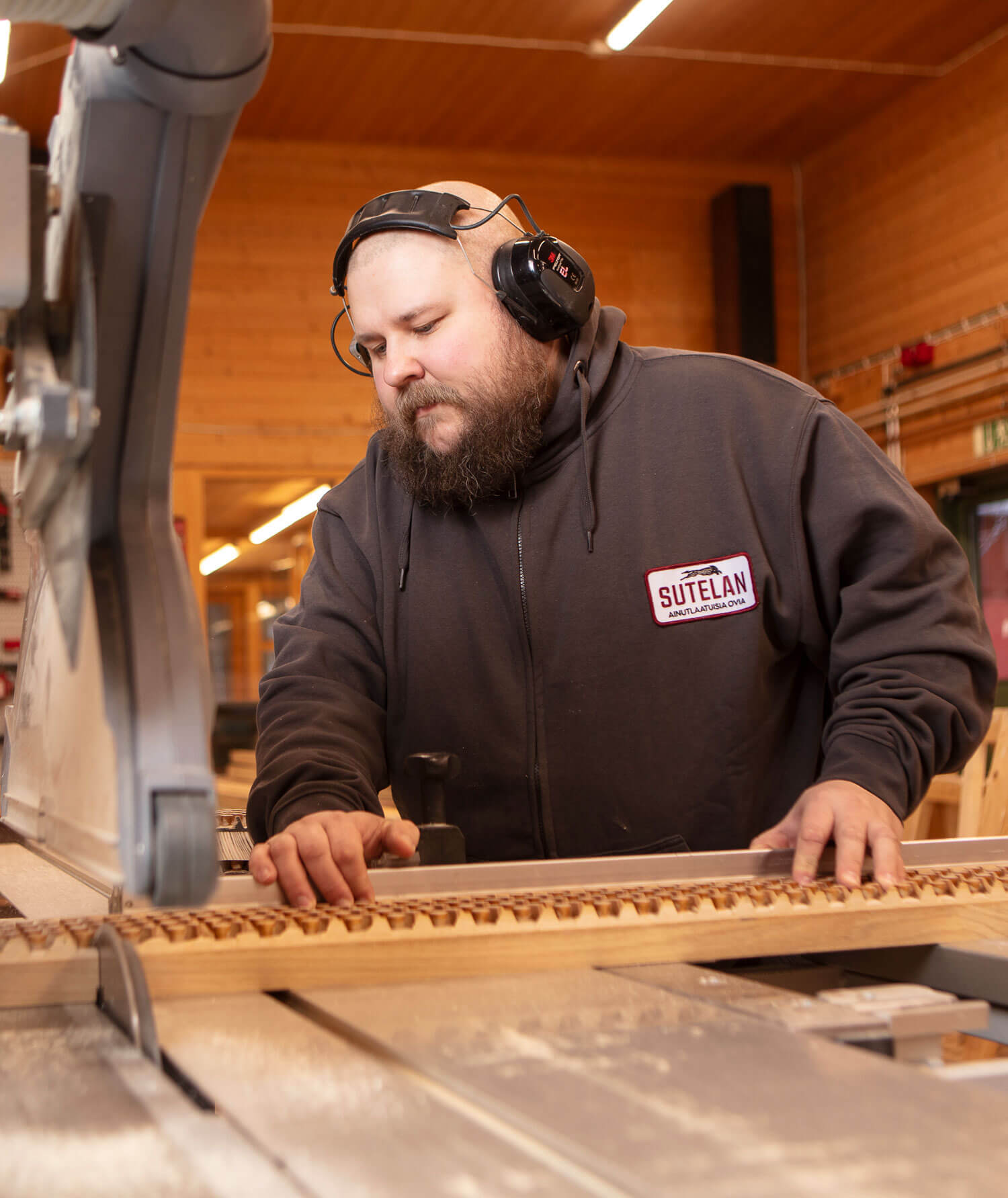 Sutelan ovien valmistus.