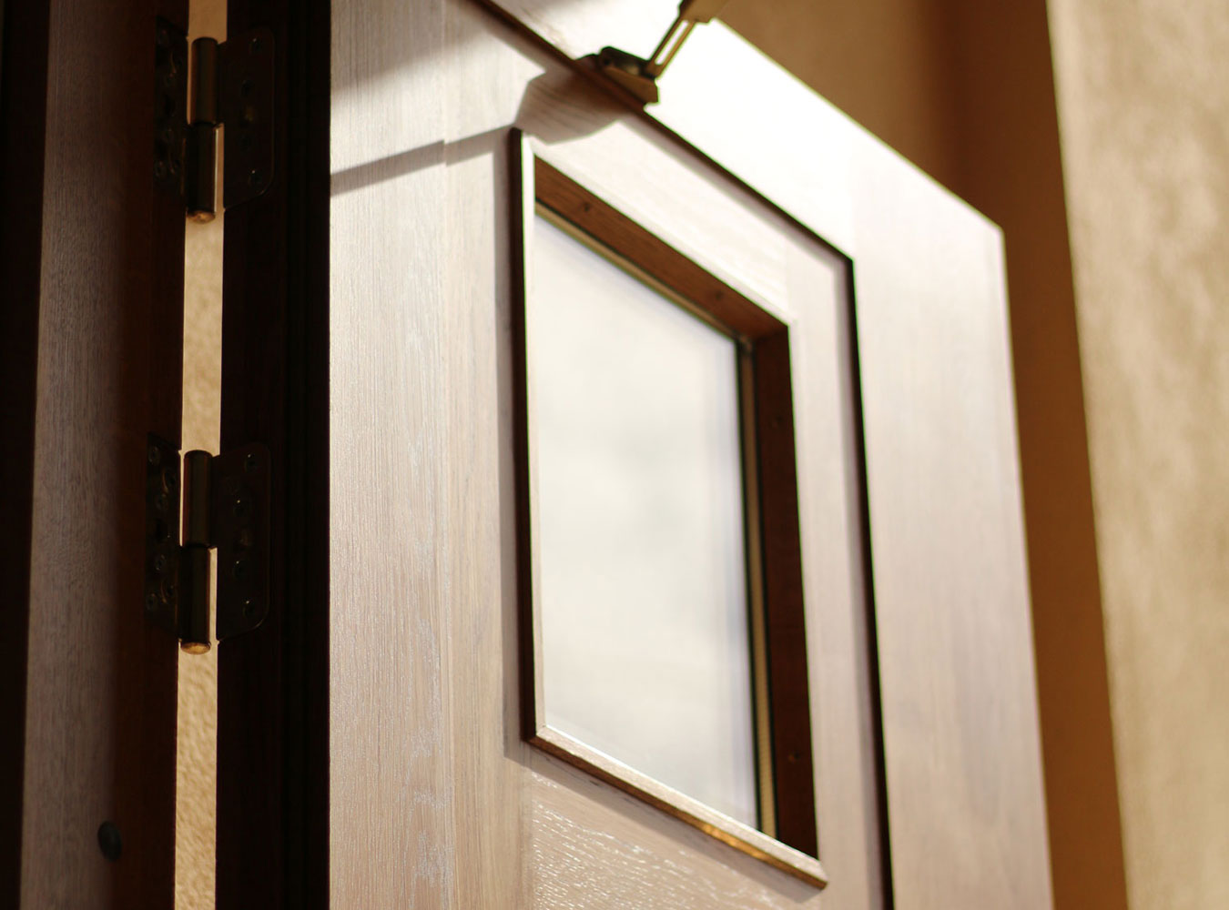 Sutelan ovet mittatilaustyönä yrityksille.